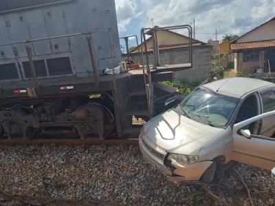 Em Bambuí: Carro é arrastado por trem ao tentar cruzar linha férrea e idoso fica ferido