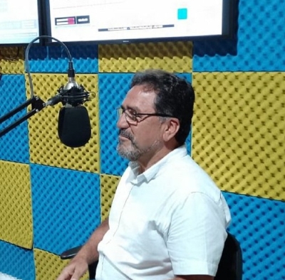 O prefeito Olívio participa de entrevista nas rádios