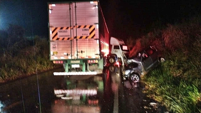 Em Bambuí: Acidente entre carro e carreta na BR 354